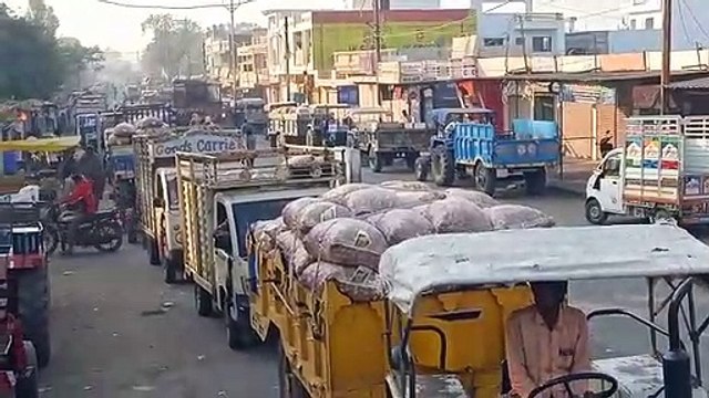 प्याज लहसुन और आलू की बंपर आवक सड़क पर लगी ऊपर से भरे वाहनों की कतार