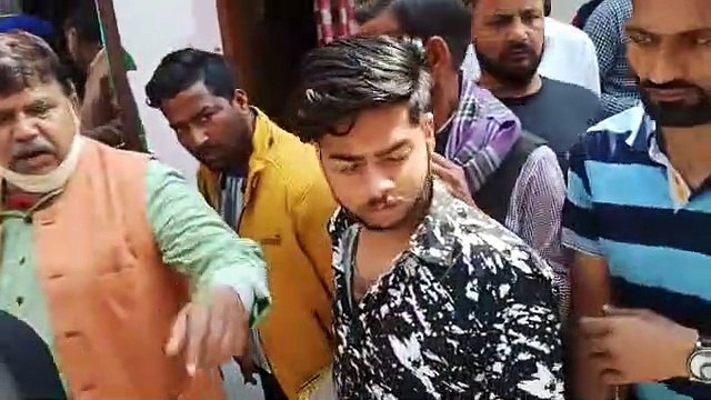 VIDEO: मंत्री जी ने फिर उठाया फावड़ा, कर डाली सीवर साफ Minister again picked up shovel, cleaned sewe