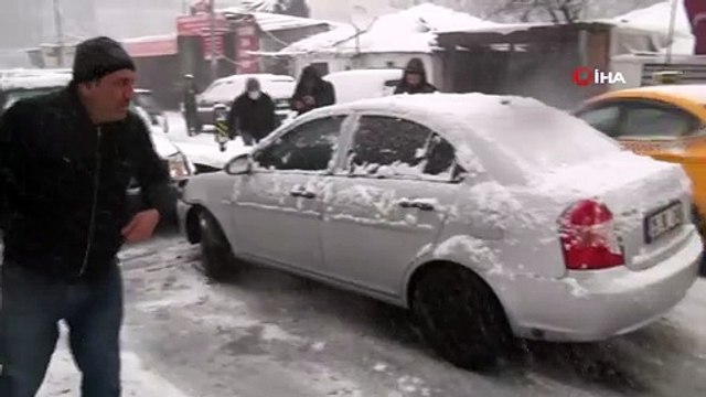 Yokuş Aşağıya İnen Bir Servis Minibüsü İse Refüjü Aşarak Otomobile Çarptı