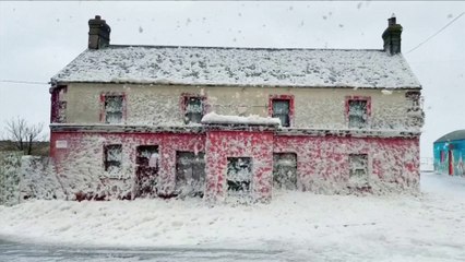 En Irlande, les images d'un village côtier submergé par l’écume des vagues