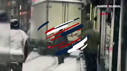 Kayan kamyonet Eminönü'nü birbirine kattı