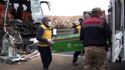 Yolcu otobüsü tıra arkadan çarptı: 3 ölü, 30 yaralı