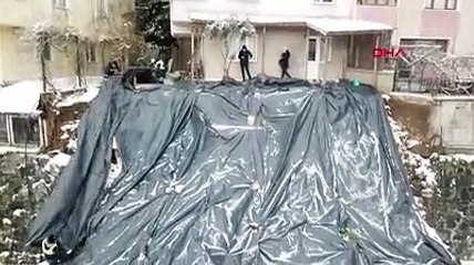 Kağıthane'de istinat duvarı 4 aracın üzerine çöktü