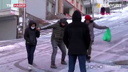 11 kişi kayan otomobili böyle durdurdu