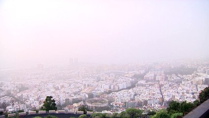 Alerta por calima, la "niebla sucia" que ciega las Islas Canarias