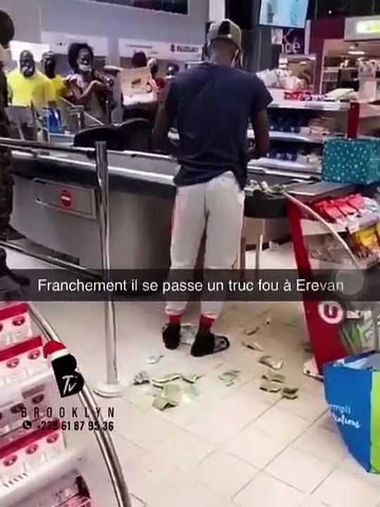 Il multiplie miraculeusement des billets dans un Erevan mais refuse de les ramasser lui-même