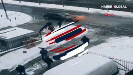 Yanan arabaya kartopu müdahalesi