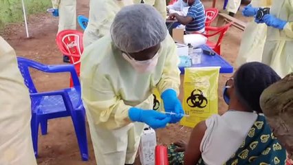 Скачать видео: El Congo comienza una campaña de vacunación para poner freno al brote de ébola en el país