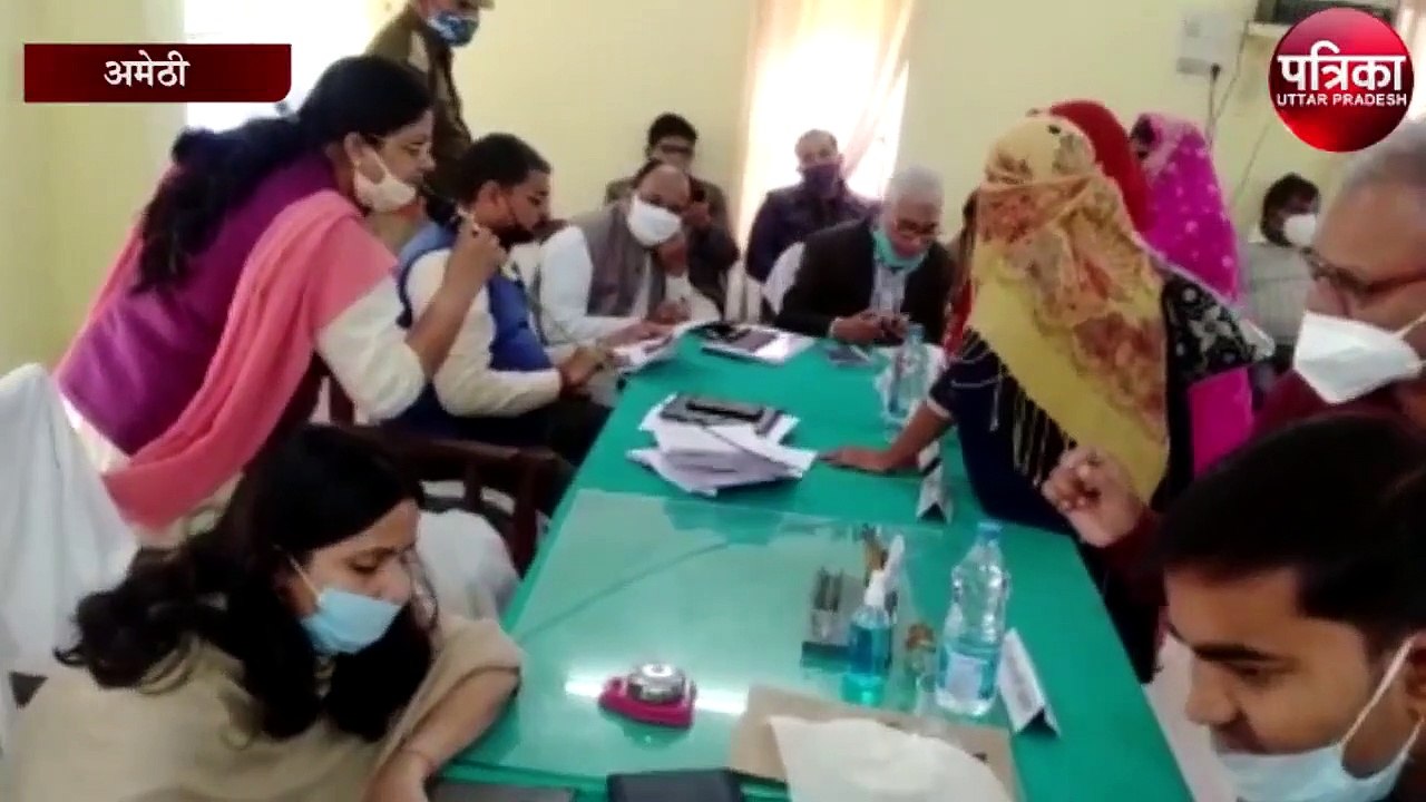 अमेठी में महिला ने की डीएम से प्रधान-सेक्रेटी की शिकायत