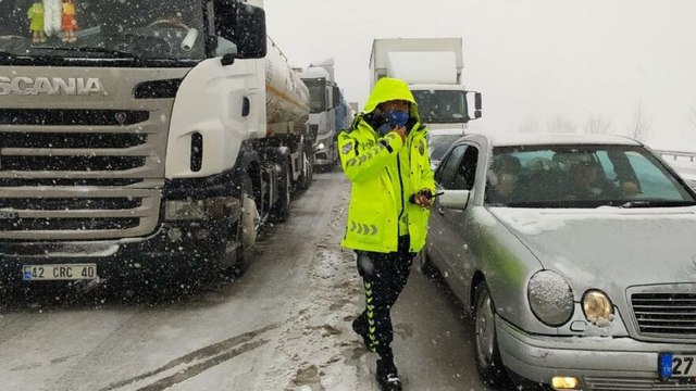 Bursa İzmir karayolu kaza ve tipi sebebiyle trafiğe kapandı