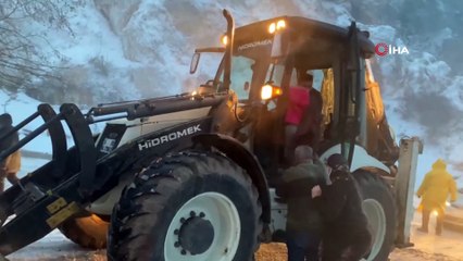 Antalya'da yolda kalan vatandaşlar iş makineleriyle evlerine ulaştırıldı