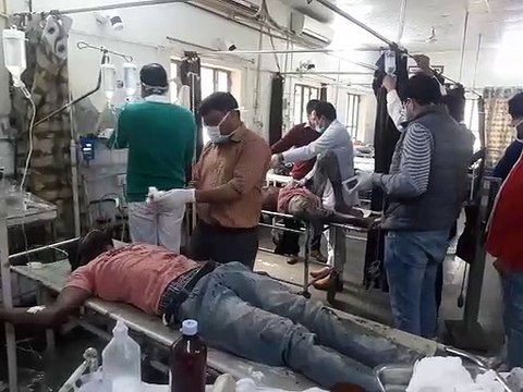पटाखे चलाते समय विस्फोट, झुलसे आठ जने