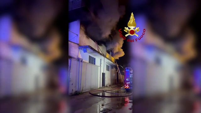 Arzano (NA) - A fuoco due depositi di articoli casalinghi (16.02.21)