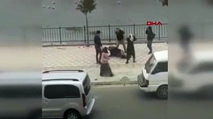Yere yatırdıkları kişiyi sopayla öldüresiye dövdüler
