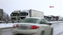 Bursa-İzmir yolu trafiğe kapandı; kilometrelerce araç kuyruğu oluştu