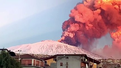 UGC: Un impressionnant panache de cendres s'élève de l'Etna en éruption