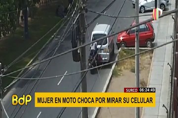 Mujer motociclista se estrella contra miniván por ver su celular