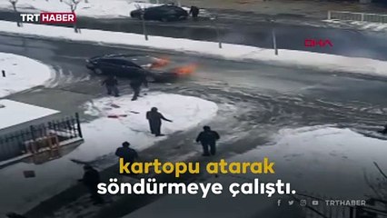 Yanan otomobili kartopu atarak söndürdüler