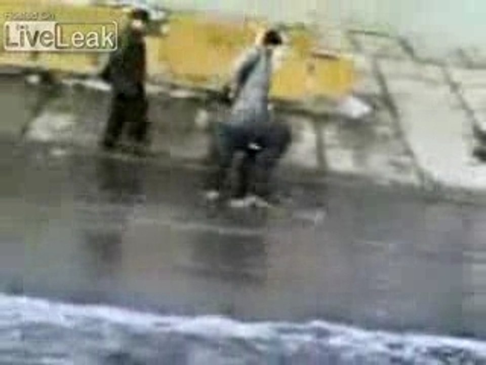 Un russe bourré Nage dans l'eau - look-videos.com