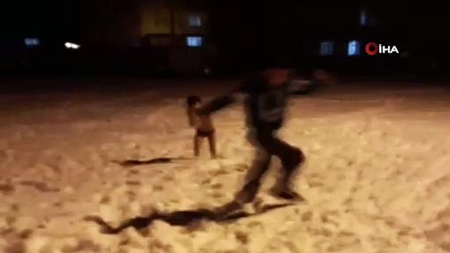 - Soğuğa aldırış etmediler, soyunup karın içine atladılar
