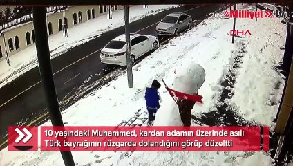10 yaşındaki Muhammed'in bayrak sevgisi kamerada -