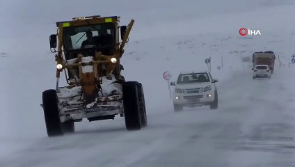 Download Video: Çıldır Yolunda Tipi Geçit Vermiyor