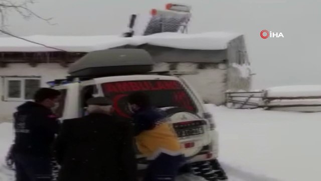 Diyaliz hastası, paletli kar ambulansıyla hastaneye kaldırıldı