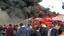 Sanayi sitesinde korkutan yangın... Alevler metrelerce yükseldi, vatandaşlar canlı yayın için yarıştı