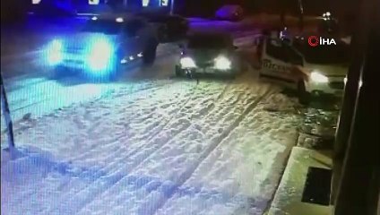 Otomobile çarpmamak için manevra yaptı dükkana girdi