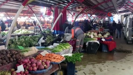 Pazar artıkları yaban hayvanlarına yem oldu