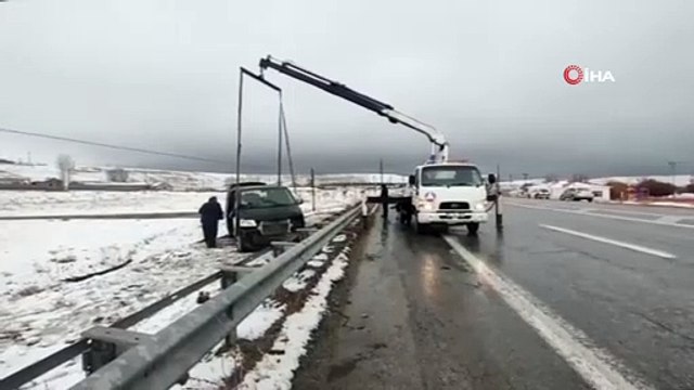 Islak zeminde kayan araç bariyerlere rağmen yoldan çıktı