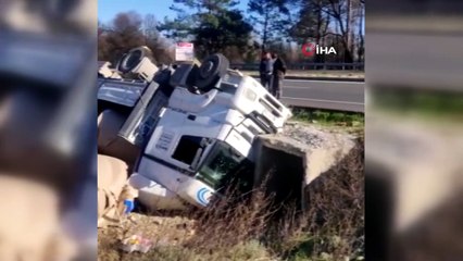 Kağıt yüklü TIR devrildi, şoför hafif yaralı olarak kurtuldu
