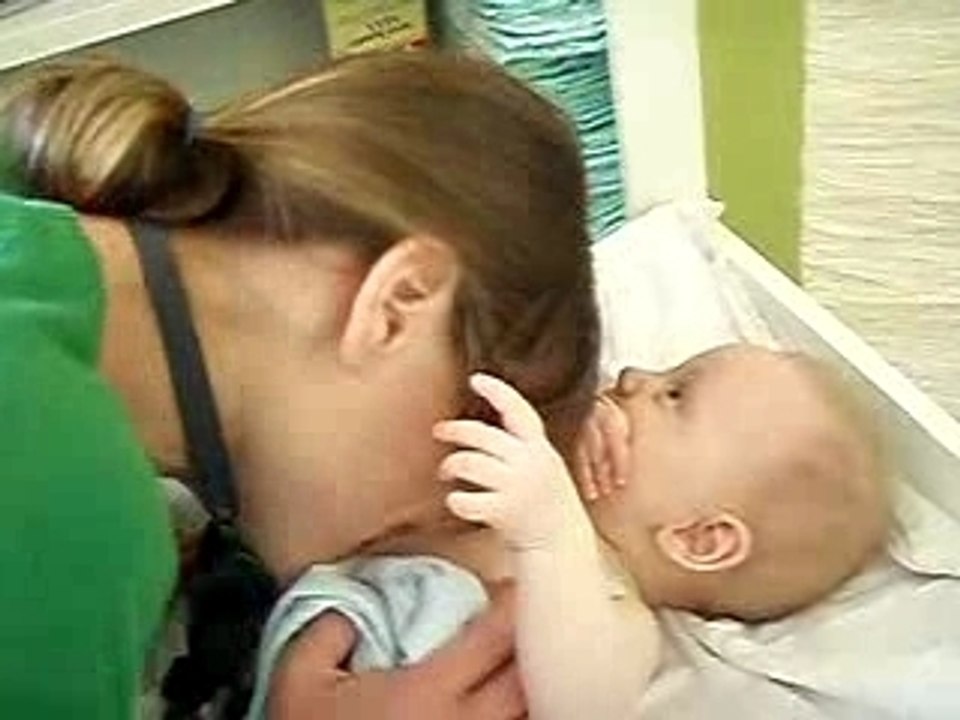 Oscar gazouille sur la table a langer