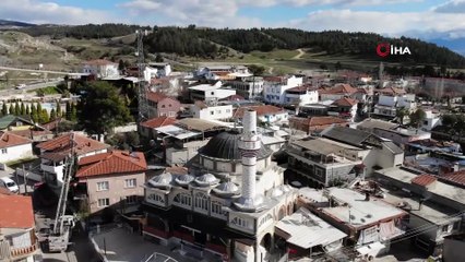 Şiddetli rüzgar cami minaresinin külahını uçurdu