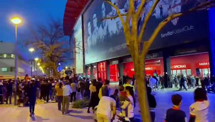 Recibimiento de la afición al Sevilla en la previa contra el Dortmund