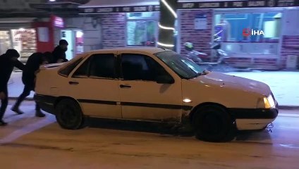 Kars’ta yollar buz pistine döndü