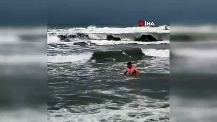 Samsun’da arkadaşlarıyla inatlaştı kış ortasında denize girdi