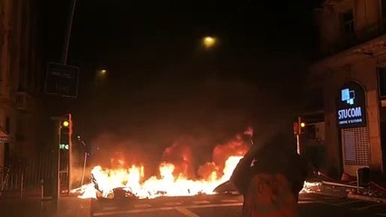 Incendio de contenedores en la calle Pelai de Barcelona