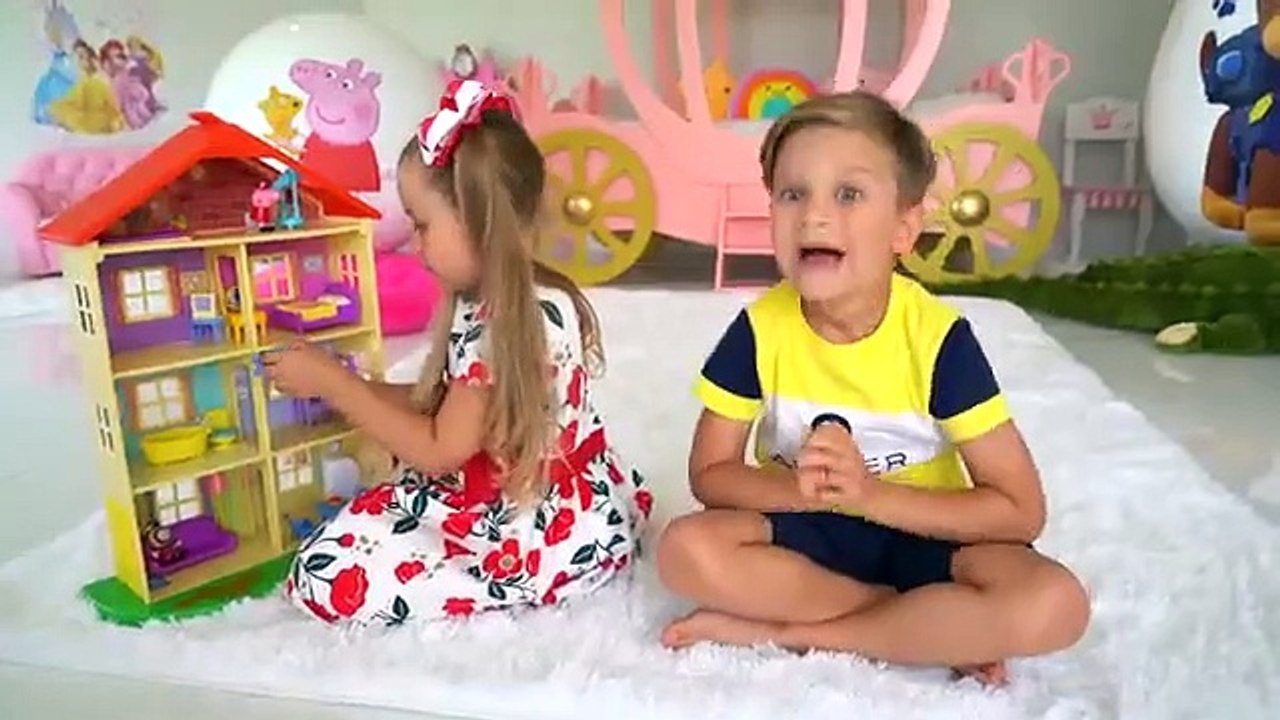 Diana and Roma play with Giant Surprise eggs