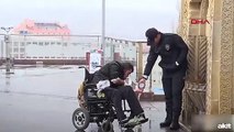 Polis memurundan engelli vatandaşa abdest yardımı geldi