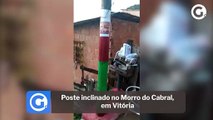 Poste inclinado no Morro do Cabral, em Vitória