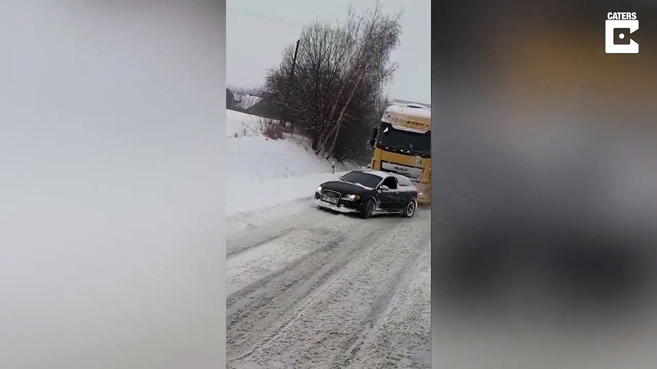 Une Audi tire un camion dans une pente enneigée