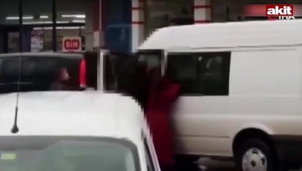 Trafikte birbirlerine girdiler