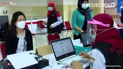 Pemerintah Vaksinasi 16,9 Juta Petugas Layanan Publik