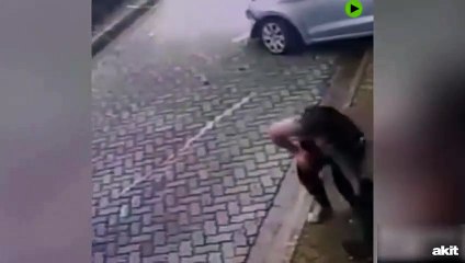 Arkadaşını ölümden saniye farkıyla kurtardı