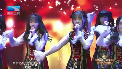 BEJ48 performs "新年钟声" ("New Year's Bell") during the 2021 "共享芬芳" event on HubeiTV 20210216