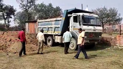 मंदिर निर्माण के लिए गर्भगृह स्थल से हटाई जा रही मिट्टी