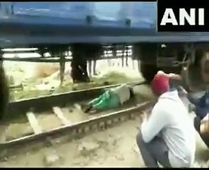वीडियो में देखिए सांस रोक देने वाली घटना, पटरी पर लेटी रही महिला, ऊपर से गुजर गई ट्रेन, नहीं आई खरोंच