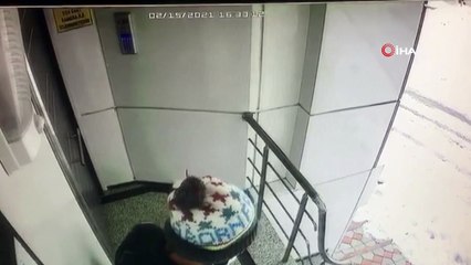 Girdikleri evden ziynet eşyaları çalan hırsızlar kamerada