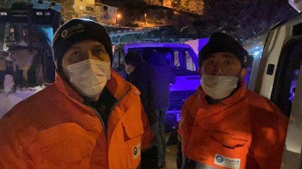 Yol tuzlama aracı personelini darp ettiler